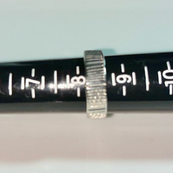 Silvertone Fashion Ribbed Band Ring. Sz 8 1/2 - Picture 3 of 3
